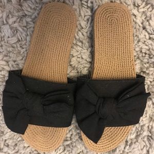 💕Bowed flip flops